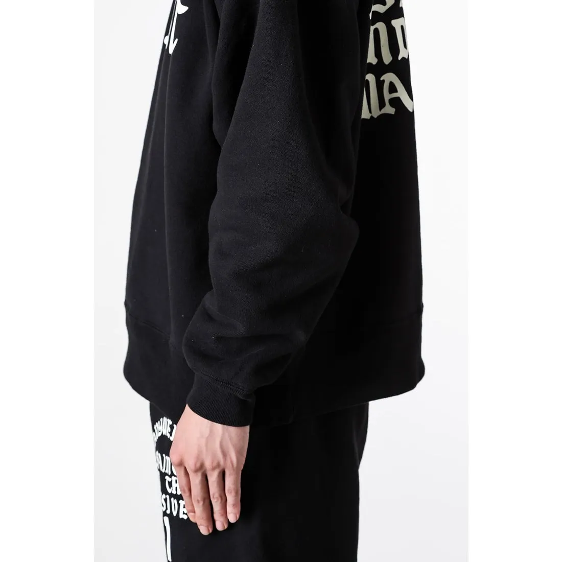 SAINT Mxxxxxx CREW SWT/IT'S SAINT/BLK Flocked SAINT sweatshirt Black S-XL ⚠️Note: This is flocking printing, not glue or crack paste. Don’t buy what you see in the picture. Short and loose fit. Both front and rear necklines are curved. Electrostatic flocking printing technology. Correct accessories. Fruit main mark/little angel anti-counterfeiting label.